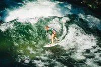 Altstadt, Eisbach-Surferin © München Tourismus, Dominik Morbitzer
