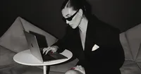 62_black-white-red-nails-at-table