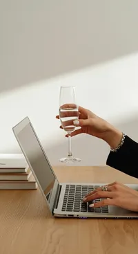 101_person-typing-on-laptop