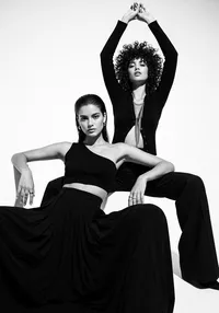 69_two-wo-posing-on-chair