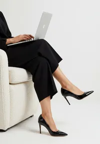 90_legs-crossed-in-heels