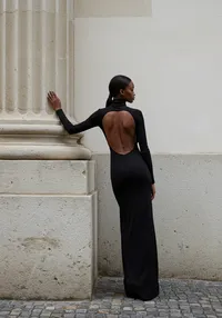 4_black-dress-leaning-pillar