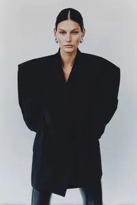 32_oversized-black-blazer-closeup