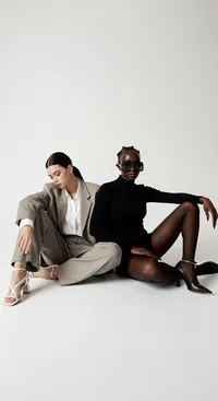 50_duo-sitting-floor