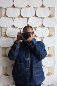 photographer-camera-lens-scalloped-backdrop