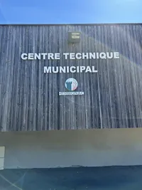 Pose d'enseigne extérieure — signalétique institutionnelle Herbignac