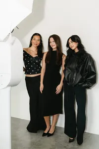 editorial-trio-black-outfits-photo-booth