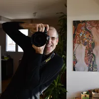 etienne-warnery-photographer-pointing-camera