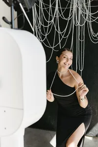 pearl-chandelier-photo-booth-black-dress