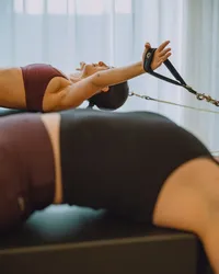 reformer-pilates-arm-straps-stretch-plum-pilates-london