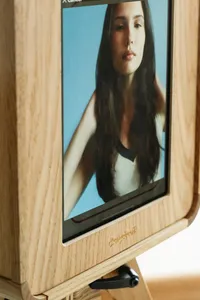 photo-booth-screen-blue-backdrop-portrait
