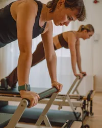 reformer-pilates-plank-footbar-class-plum-pilates-london