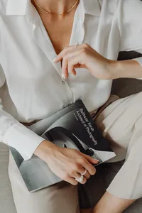 kaboompics_Elegantly dressed female architect with a book
