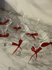 martini-glasses-red-ribbon-bows
