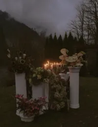 a gorgeous sweetheart table setup with dark and moody flowers. made by a seattle wedding florist who services tacoma, seattle, puyallup and the greater pnw