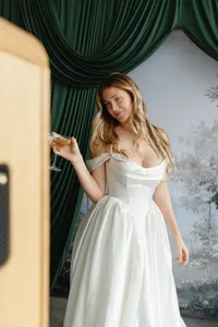 green-curtain-bride-champagne-coupe