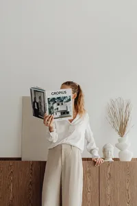 kaboompics_Elegantly dressed female architect with a book (2)