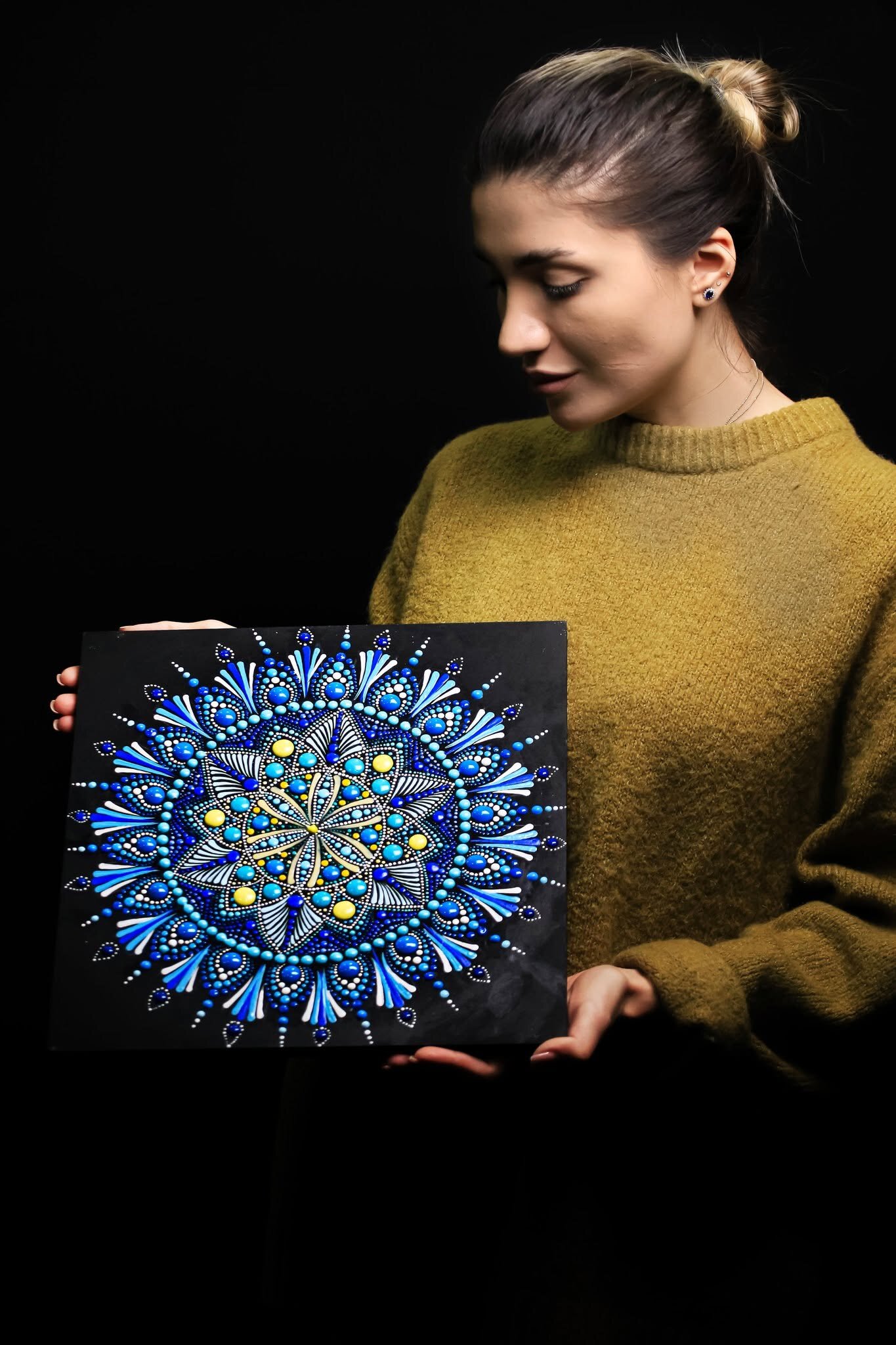 Mandală în puncte pictată de un participant la atelier