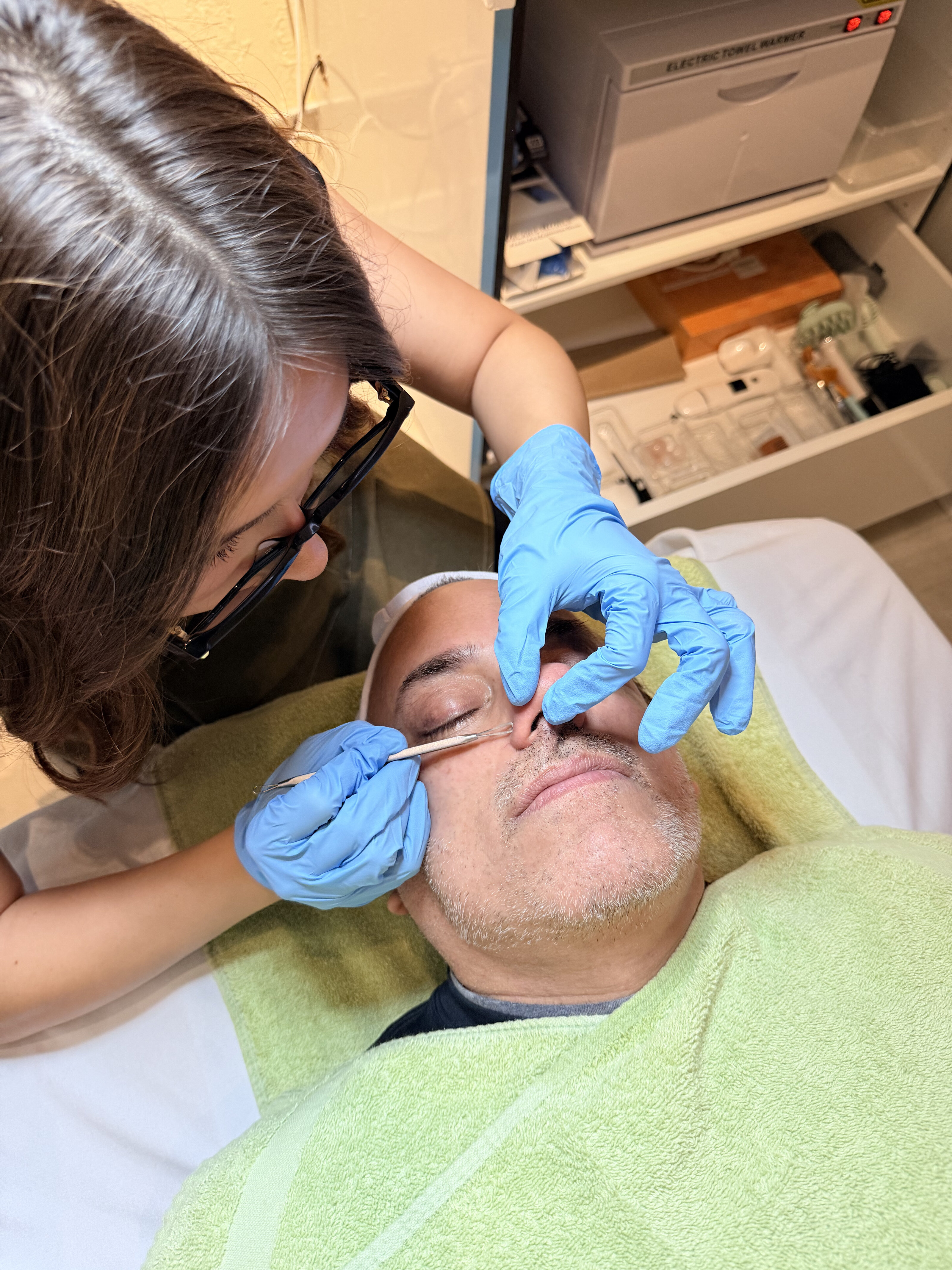 Facial extractions at Skinversity