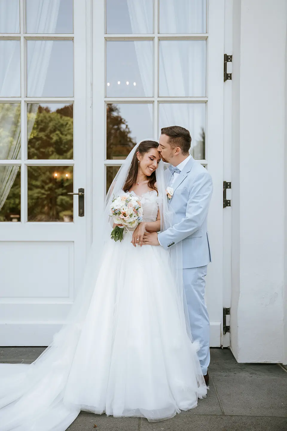 Braut und Bräutigam im Park vor einem Brunnen in Frankfurt – natürliche Hochzeitsfotografie, hochzeitsbilder draußen, Pärchenshooting