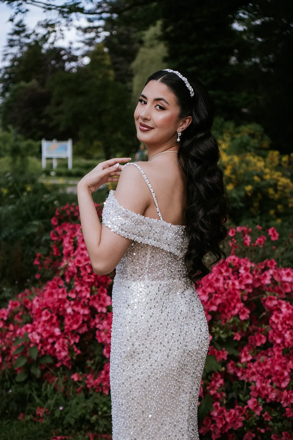 Bräutigam hebt die Braut im Park, sie streckt den Brautstrauß hoch – Berlin; natürliche Hochzeitsfotografie, emotionale Hochzeitsbilder