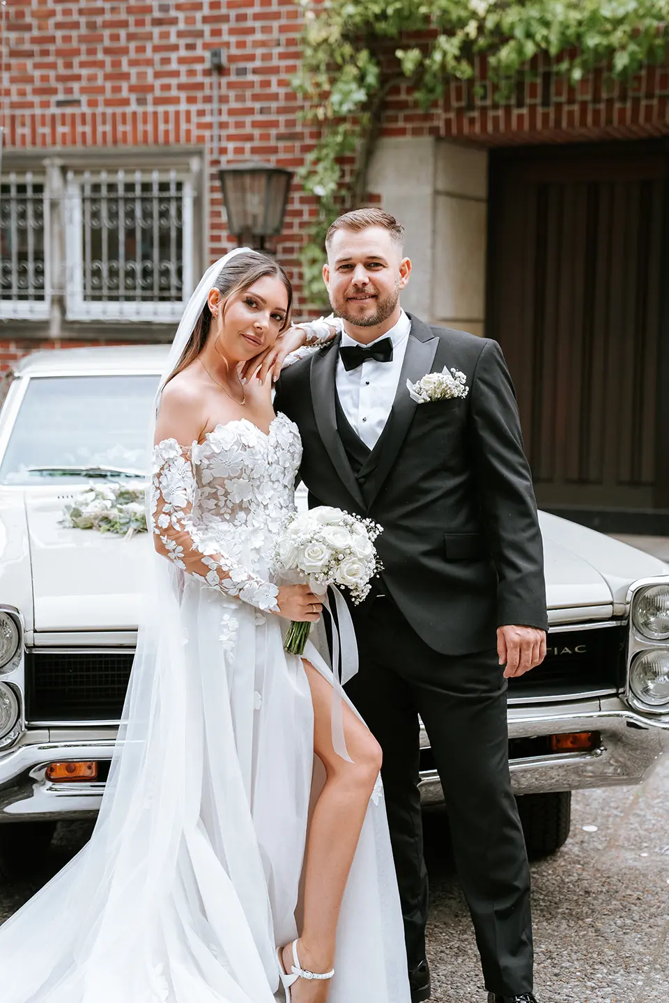 Braut und Bräutigam im Park vor einem Brunnen in Frankfurt – natürliche Hochzeitsfotografie, hochzeitsbilder draußen, Pärchenshooting
