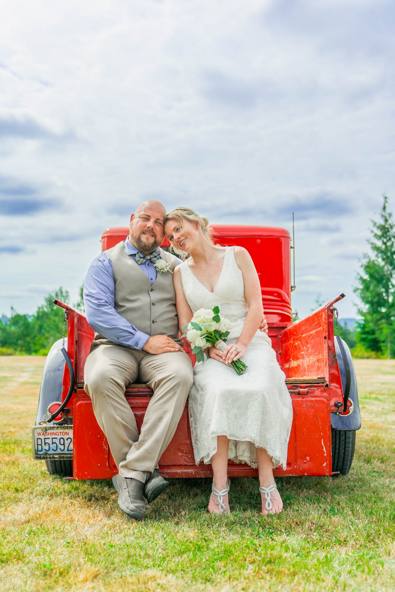 Wedding couple with a vintage truck
