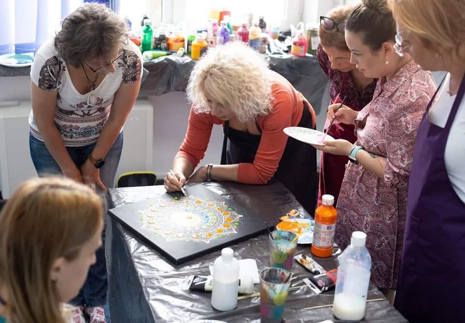 Moment de la atelierul de dot art