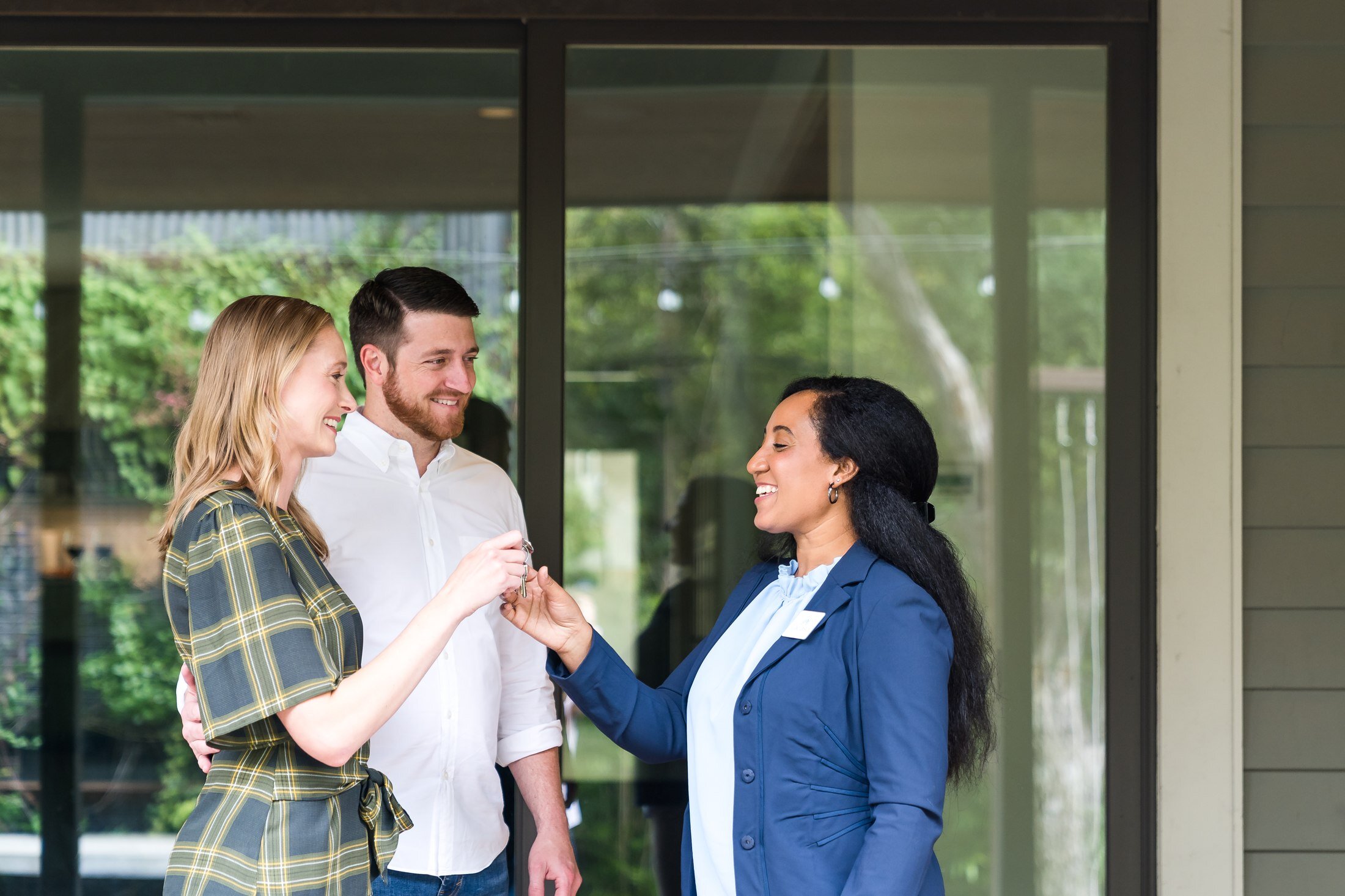 Vacasa homeowner handing off keys to a sales agent in Austin