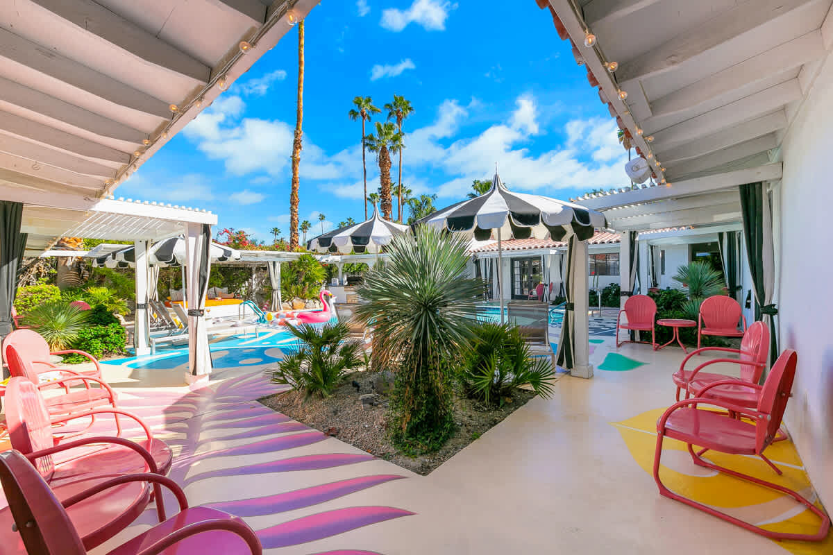 Poolside cabana daybed
