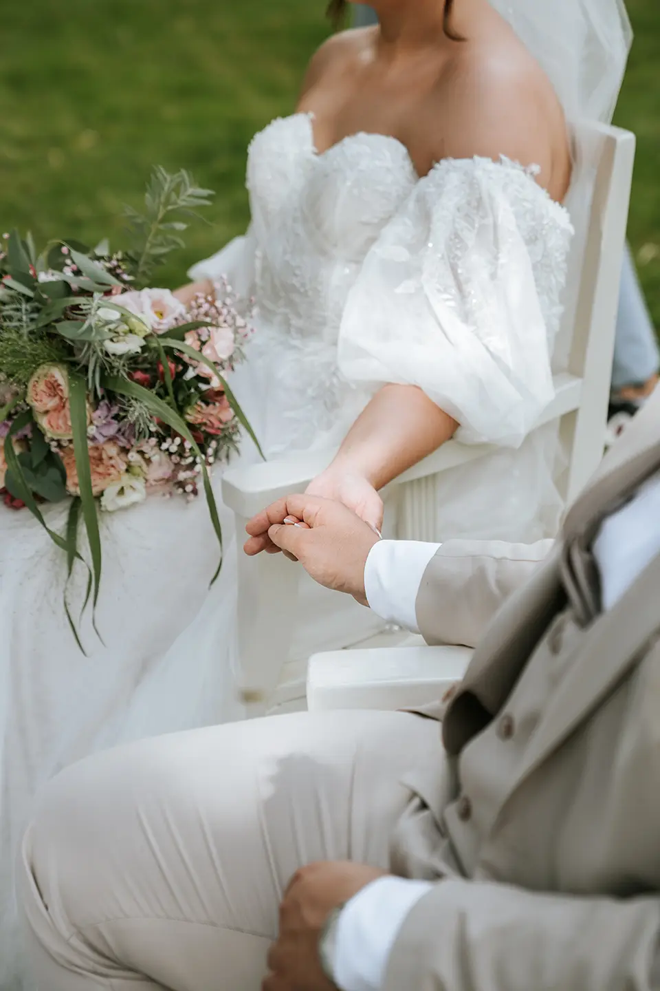 Braut und Bräutigam im Park vor einem Brunnen in Frankfurt – natürliche Hochzeitsfotografie, hochzeitsbilder draußen, Pärchenshooting