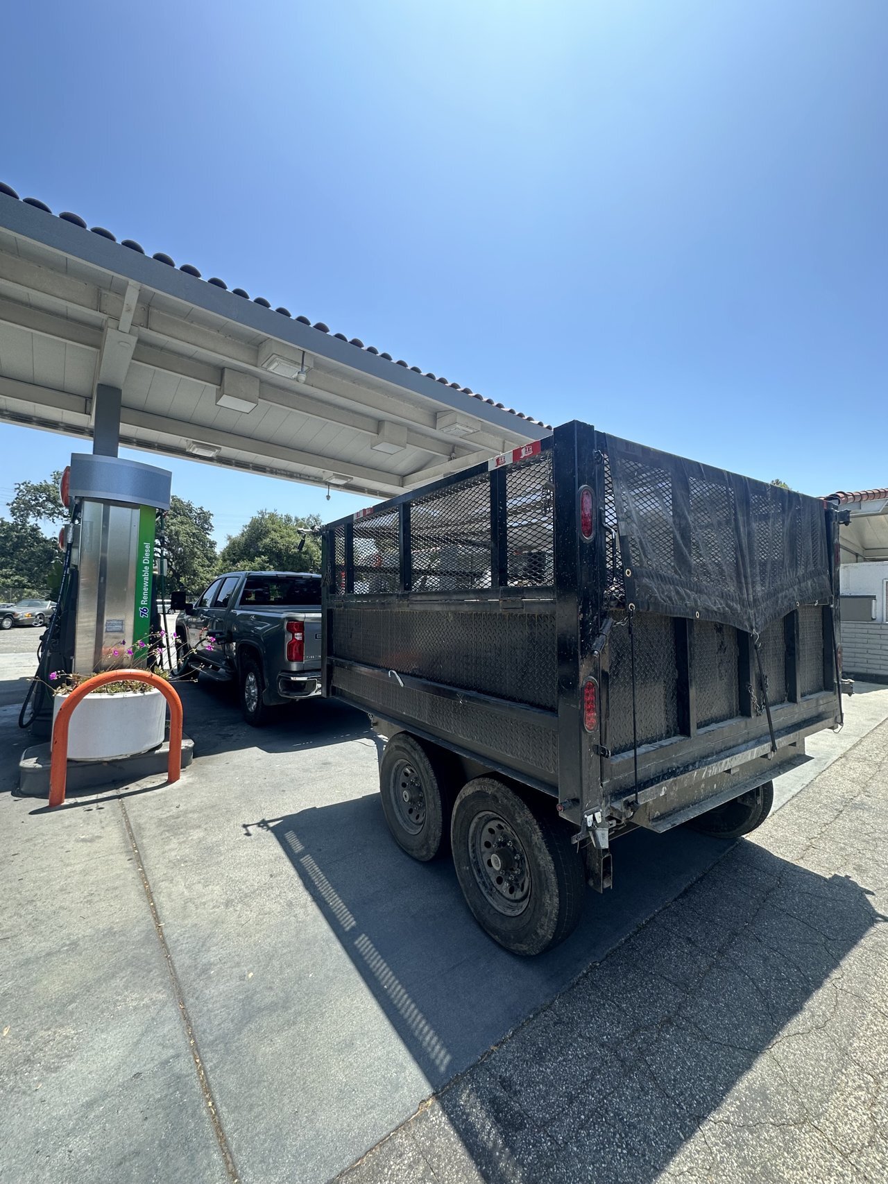 The black rental trailer and pickup truck on delivery day