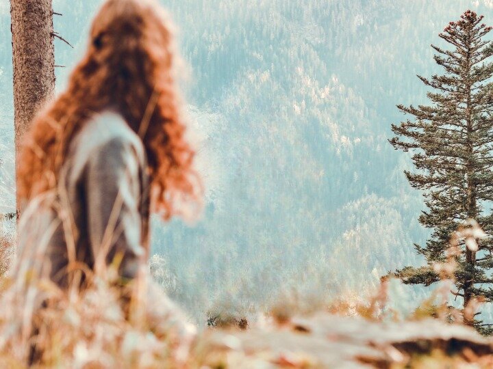 Une femme déprimee regarde au loin