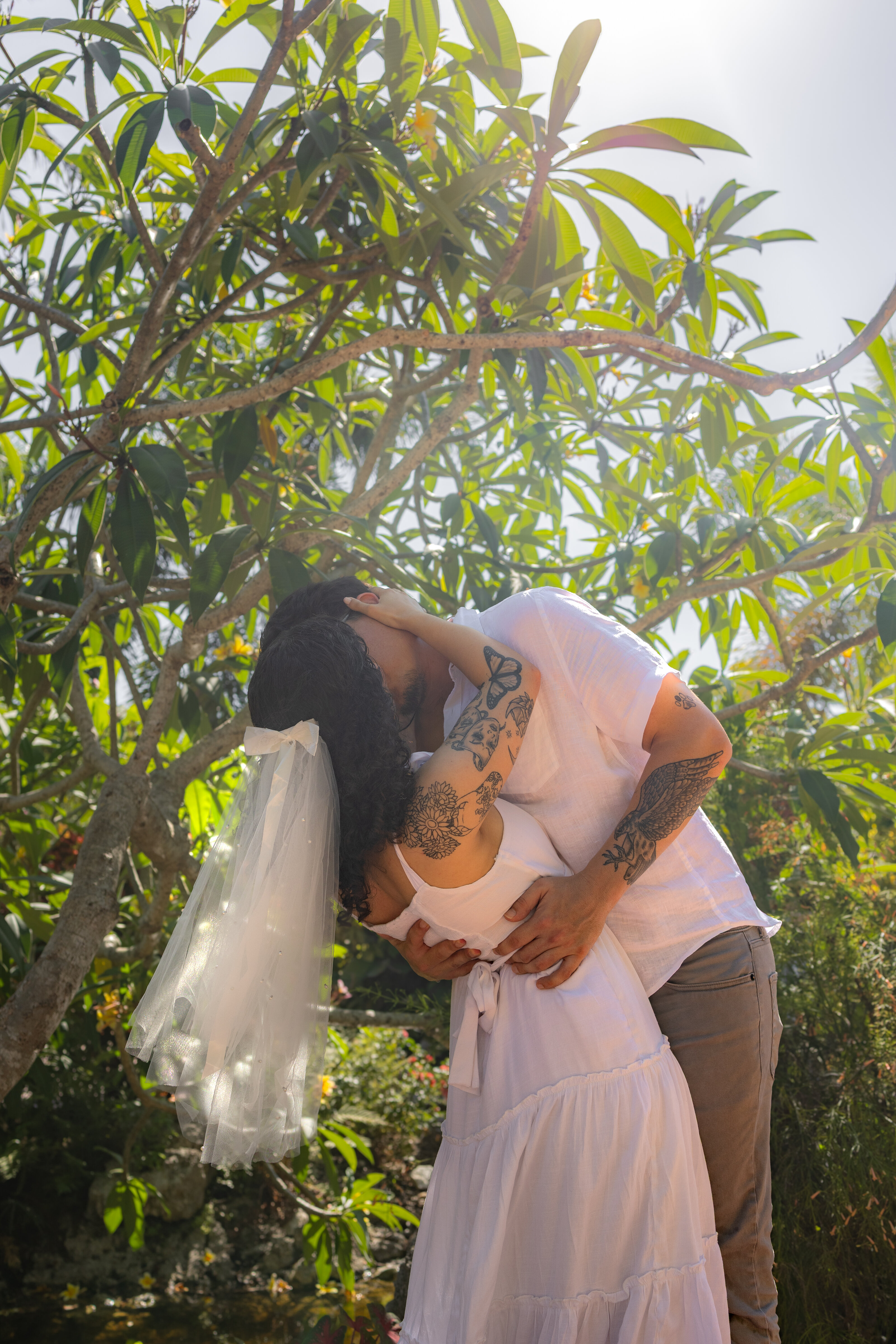 Couple eloping in the Florida gardens