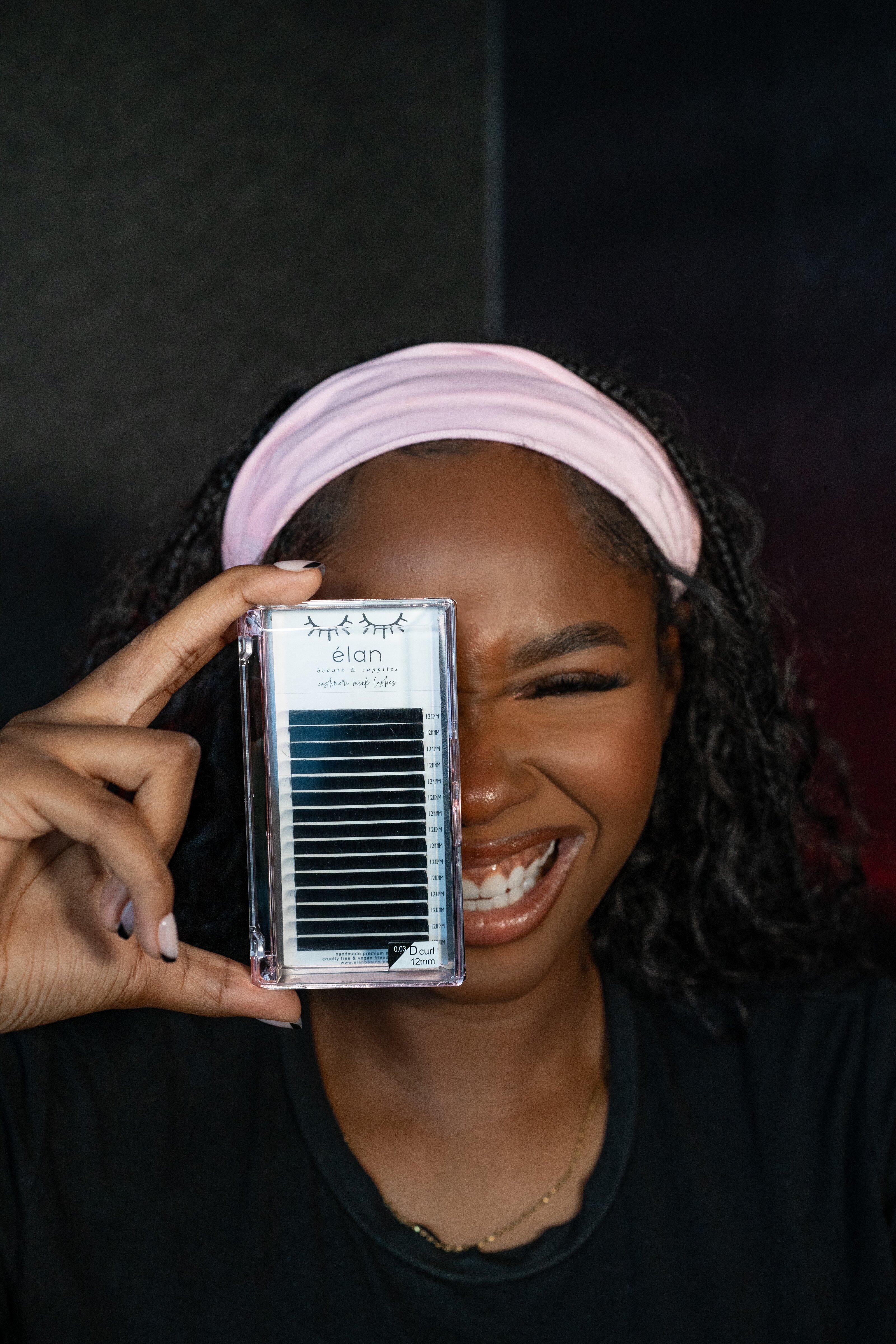 Lash artist holding a lash tray