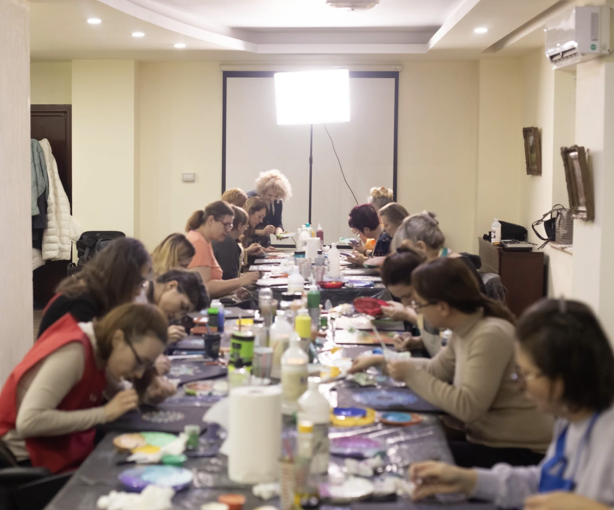 Participanți la atelierul de dot art, cu mandalele pictate în puncte