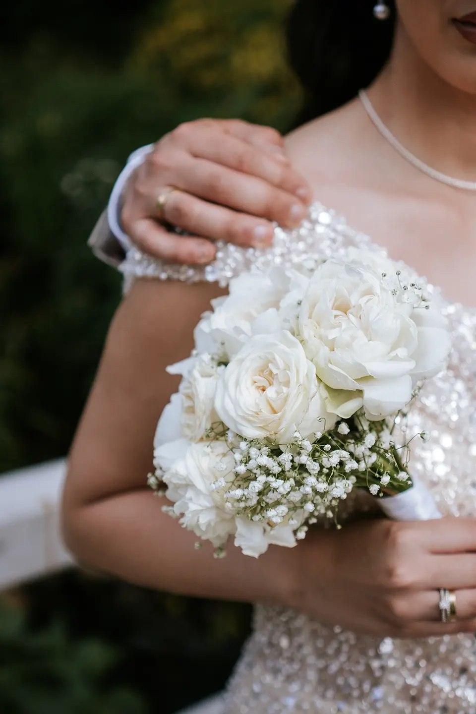 Braut und Bräutigam im Park vor einem Brunnen in Frankfurt – natürliche Hochzeitsfotografie, hochzeitsbilder draußen, Pärchenshooting
