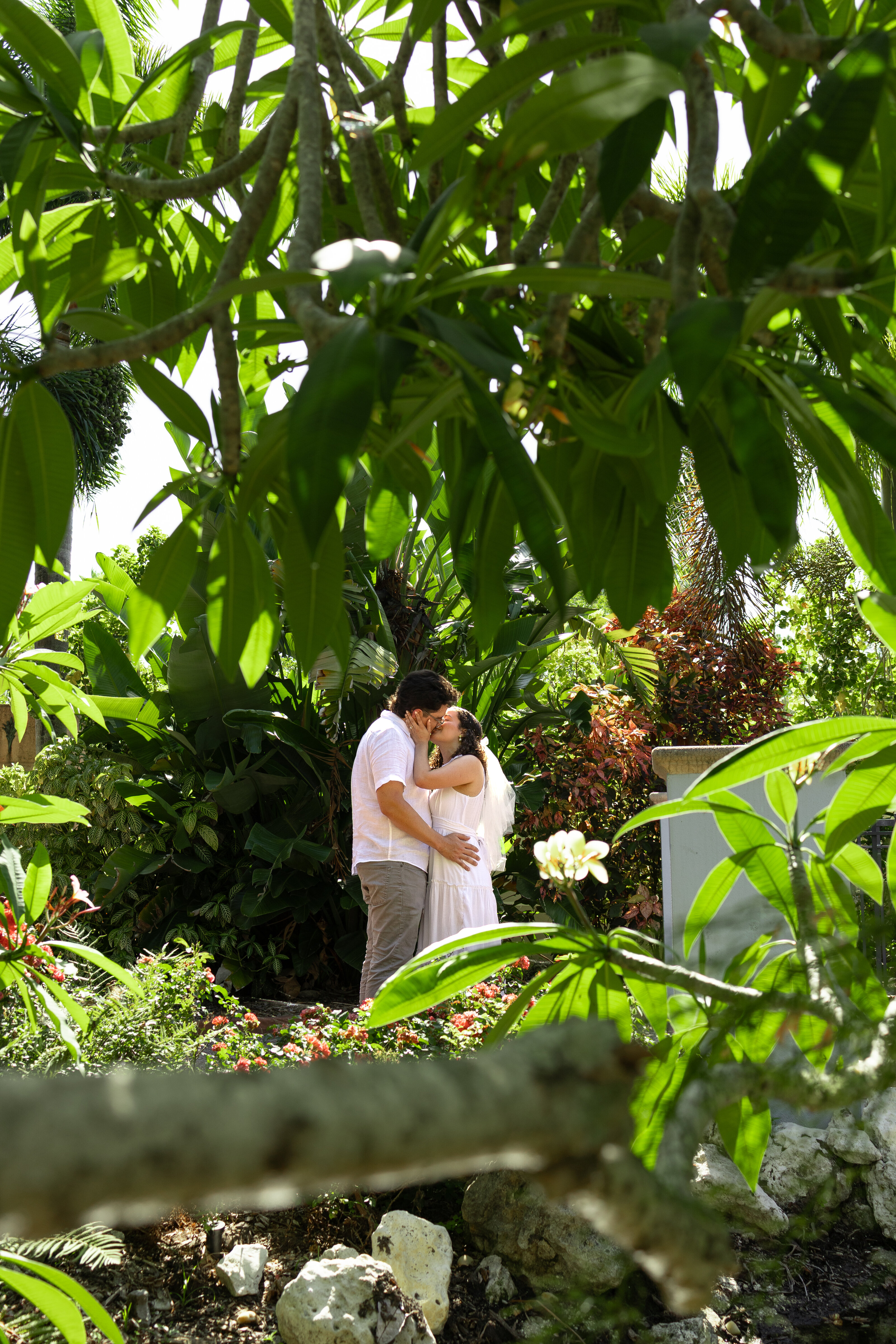 Couple kissing in a botanical gardens Florida elopement location